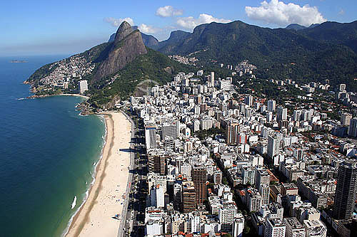  Vista aérea da praia e bairro do Leblon com o  Morro Dois Irmãos e Pedra da Gávea   ao fundo - Rio de Janeiro - RJ - Brasil - Julho 2005

  A Pedra da Gávea e o Morro Dois Irmãos são Patrimônios Históricos Nacionais desde 08-08-1973.  - Rio de Janeiro - Rio de Janeiro - Brasil