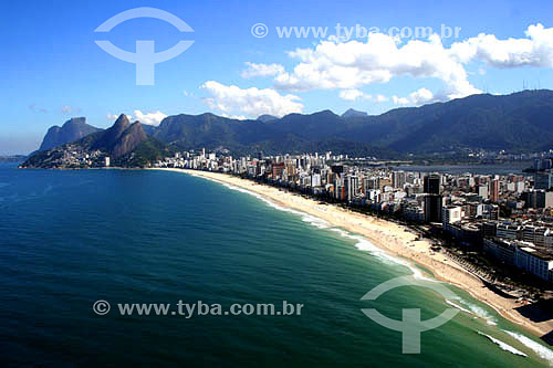  Praia do Leblon com a Pedra da Gávea e o Morro Dois Irmãos   ao fundo - Rio de Janeiro - RJ - Brasil   A Pedra da Gávea e o Morro Dois Irmãos são Patrimônio Históricos Nacionais desde 08-08-1973.  - Rio de Janeiro - Rio de Janeiro - Brasil