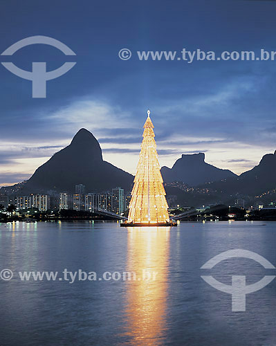  Árvore de Natal na Lagoa Rodrigo de Freitas, com Pedra da Gávea e Dois Irmãos ao fundo - Rio de Janeiro - RJ - Brasil  - Rio de Janeiro - Rio de Janeiro - Brasil