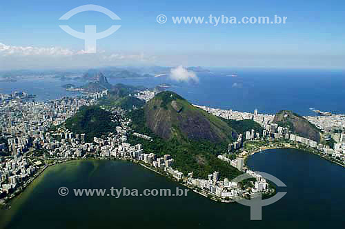  Vista aérea da Lagoa Rodrigo de Freitas e bairros de Botafogo, Copacabana e Baía de Guanabara com Pão de Açucar ao fundo - Rio de Janeiro - RJ - Brasil - Abril 2006  - Rio de Janeiro - Rio de Janeiro - Brasil