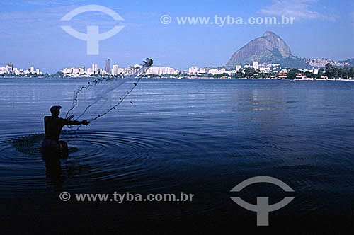  Silhueta de pescador lançando rede na Lagoa Rodrigo de Freitas   com o Morro Dois Irmãos ao fundo - Rio de Janeiro - RJ - Brasil

  Patrimônio Histórico Nacional desde 19-06-2000.  - Rio de Janeiro - Rio de Janeiro - Brasil