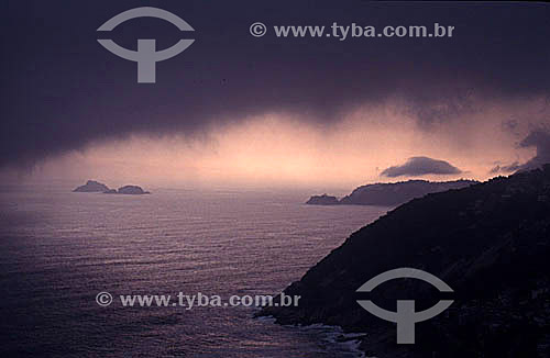  Nuvem de chuva sobre o mar visto da Av. Niemeyer - Rio de Janeiro - RJ - Brasil  - Rio de Janeiro - Rio de Janeiro - Brasil