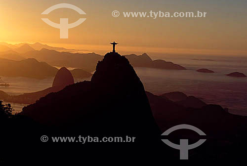  Cristo Redentor ao pôr do sol com o Pão de Açúcar ao fundo - Rio de Janeiro - RJ - Brasil
  - Rio de Janeiro - Rio de Janeiro - Brasil
