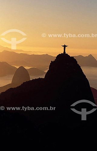  Cristo Redentor ao pôr do sol com o Pão de Açúcar ao fundo - Rio de Janeiro - RJ - Brasil
  - Rio de Janeiro - Rio de Janeiro - Brasil