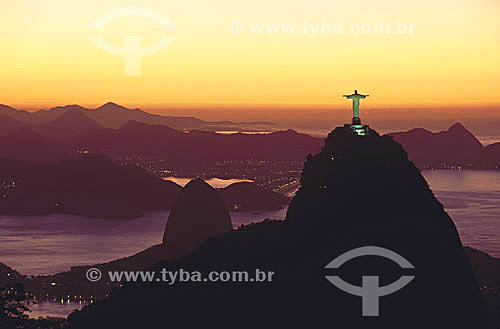  Cristo Redentor ao pôr do sol com o Pão de Açúcar ao fundo - Rio de Janeiro - RJ - Brasil
  - Rio de Janeiro - Rio de Janeiro - Brasil