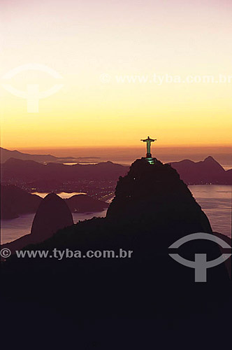  Cristo Redentor ao pôr do sol com o Pão de Açúcar ao fundo - Rio de Janeiro - RJ - Brasil
  - Rio de Janeiro - Rio de Janeiro - Brasil