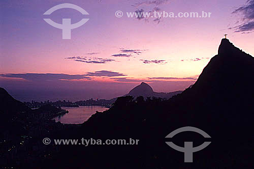  Silhueta do Cristo Redentor sobre o Morro do Corcovado ao pôr-do-sol com a Lagoa Rodrigo de Freitas   à esquerda e os prédios do bairro de Ipanema com o Morro Dois Irmãos ao fundo - Rio de Janeiro - RJ - Brasil

  Patrimônio Histórico Nacional desde 19-06-2000.  - Rio de Janeiro - Rio de Janeiro - Brasil