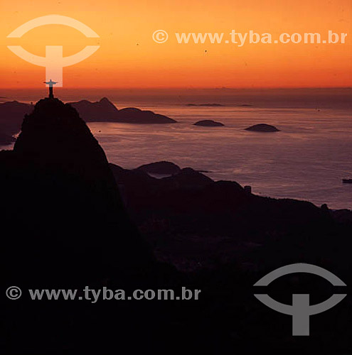  Cristo Redentor e a Baía de Guanabara ao pôr do sol - Rio de Janeiro - RJ - Brasil  - Rio de Janeiro - Rio de Janeiro - Brasil