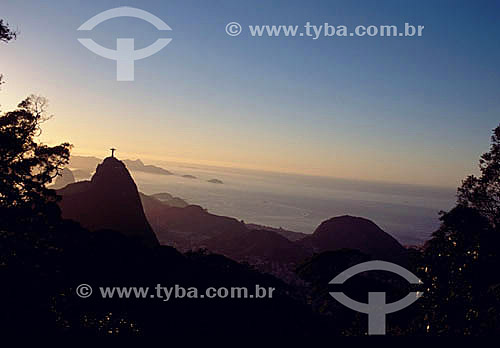  Cristo Redentor ao pôr do sol - Rio de Janeiro - RJ - Brasil  - Rio de Janeiro - Rio de Janeiro - Brasil