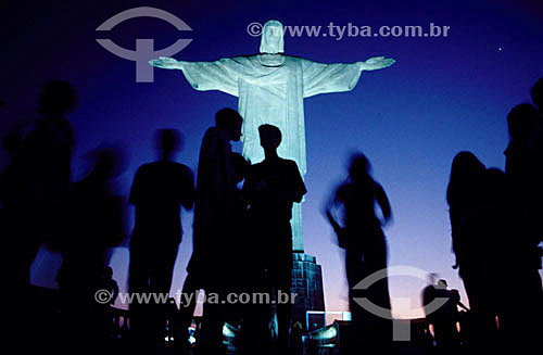  Turistas ao redor da estátua do Cristo Redentor ao entardecer - Rio de Janeiro - RJ - Brasil  - Rio de Janeiro - Rio de Janeiro - Brasil