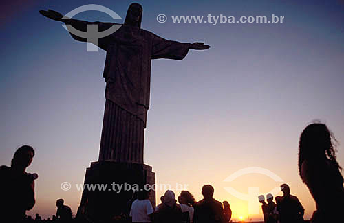  Turistas ao redor da estátua do Cristo Redentor ao entardecer - Rio de Janeiro - RJ - Brasil  - Rio de Janeiro - Rio de Janeiro - Brasil