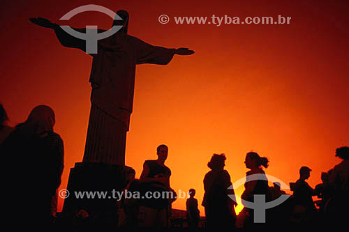  Turistas ao redor da estátua do Cristo Redentor ao entardecer - Rio de Janeiro - RJ - Brasil  - Rio de Janeiro - Rio de Janeiro - Brasil