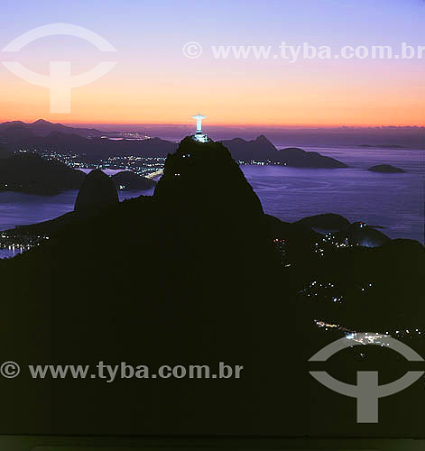  Amanhecer no Rio de Janeiro com Cristo Redentor sobre Corcovado em primeiro plano - RJ - Brasil  - Rio de Janeiro - Rio de Janeiro - Brasil