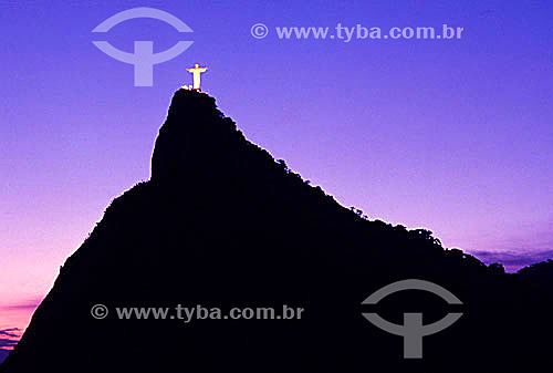  Silhueta do Cristo Redentor sobre o Morro do Corcovado iluminado ao crepúsculo - Rio de Janeiro - RJ - Brasil  - Rio de Janeiro - Rio de Janeiro - Brasil