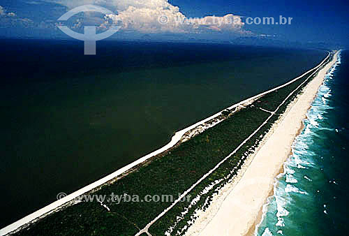  A Restinga da Marambaia, cordão arenoso com 42 km de extensão no litoral sul do estado, entre o Oceano Atlântico e a Baía de Sepetiba,  onde se encontra parte preservada da Mata Atlântica - RJ - Brasil  - Rio de Janeiro - Rio de Janeiro - Brasil