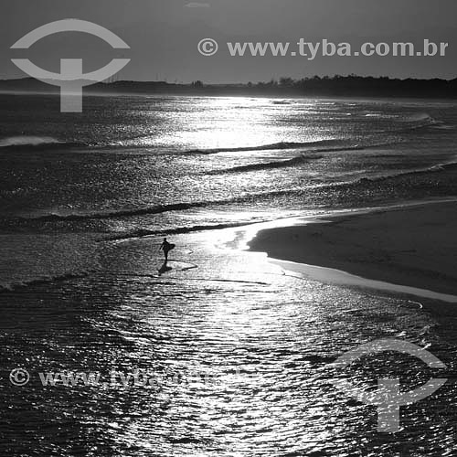  Mar - reflexo da luz na água com silhueta de pessoa no contra-luz - Restinga da Marambaia - Rio de Janeiro - RJ - Brasil  foto digital  - Rio de Janeiro - Rio de Janeiro - Brasil