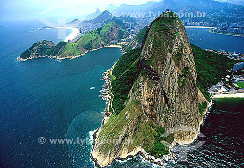  Vista aérea mostrando, do Pão de Açúcar (1).  Da direita para a esquerda: a Praia Vermelha ladeada pelo Morro da Babilônia (2); seguida da Praia de Copacabana;  e bem ao fundo à esquerda o Morro dos Dois Irmãos e a Pedra da Gávea. Em primeiro plano à direita, uma área pertencente ao Exército Brasileiro e a Enseada de Botafogo atrás ao fundo - 
Rio de Janeiro - RJ - Brasil

(1) É comum chamarmos de Pão de Açúcar, o conjunto da formação rochosa que inclui o Morro da Urca e o próprio Morro do Pão de Açúcar (o mais alto dos dois). O conjunto rochoso é Patrimônio Histórico Nacional desde 08-08-1973.

(2) É chamada de Morro da Babilônia a encosta voltada para a Praia Vermelha, no bairro da Urca, sendo que a encosta voltada para a Praia do Leme e de Copacabana - incluindo a parte mais projetada sobre o oceano à esquerda -  é chamada de Morro do Leme.  É Patrimônio Histórico Nacional desde 08-08-1973.  - Rio de Janeiro - Rio de Janeiro - Brasil