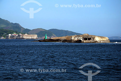  Fortaleza da Laje na entrada da Baía da Guanabara com Fortaleza de Santa Cruz ao fundo - Rio de Janeiro - RJ - Brasil - Janeiro de 2008  - Rio de Janeiro - Rio de Janeiro - Brasil