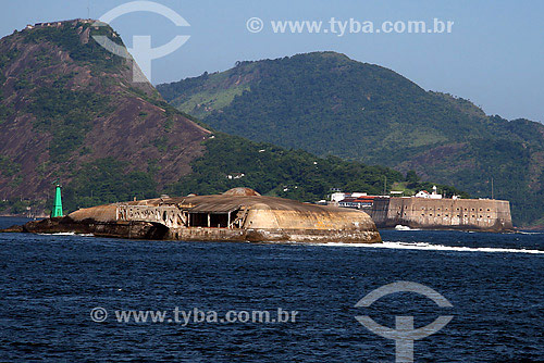  Fortaleza da Laje na entrada da Baía da Guanabara com Fortaleza de Santa Cruz ao fundo - Rio de Janeiro - RJ - Brasil - Janeiro de 2008  - Rio de Janeiro - Rio de Janeiro - Brasil