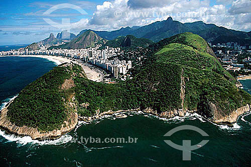  Vista aérea da formação rochosa que separa os bairros da Urca e de Copacabana, conhecidos como Morro do Leme à esquerda e do Morro da Babilônia  à direita. À esquerda a Praia de Copacabana seguida do Morro Dois Irmãos e a Pedra da Gávea ao fundo - Rio de Janeiro - RJ - Brasil

  é chamada de Morro da Babilônia a encosta voltada para a Praia Vermelha no bairro da Urca, sendo que a encosta voltada para a Praia do Leme e de Copacabana - incluindo a parte mais projetada sobre o oceano à esquerda -  é chamada de Morro do Leme.  O Morro da Babilônia é Patrimônio Histórico Nacional desde 08-08-1973.  - Rio de Janeiro - Rio de Janeiro - Brasil