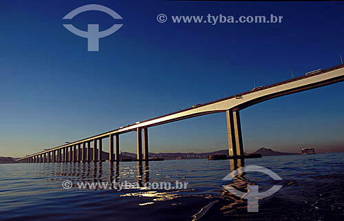  Ponte Rio Niterói  - Baía de Guanabara - Rio de Janeiro - RJ - Brasil

 A Ponte Rio-Niterói, cujo verdadeiro nome é Ponte Presidente Costa e Silva, tem 13.290m de extensão, liga a cidade do Rio de Janeiro à cidade de Niterói e foi inaugurada em 1974.



  - Niterói - Rio de Janeiro - Brasil
