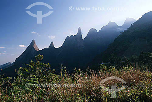  Silhueta do conjunto de montanhas mais representativo do Parque Nacional da Serra dos Órgãos, entre os quais se destaca o Dedo de Deus, pico assim denominado por sugerir a forma de um dedo indicador apontado para o céu - Teresópolis - Região serrana do estado do Rio de Janeiro - Brasil / Data: 2008 