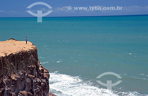  Homem sobre falésia na Praia da Pipa - Rio Grande do Norte - Brasil  - Rio Grande do Norte - Brasil