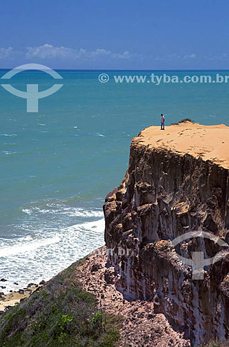  Homem sobre falésia na Praia da Pipa - Rio Grande do Norte - Brasil  - Tibau do Sul - Rio Grande do Norte - Brasil