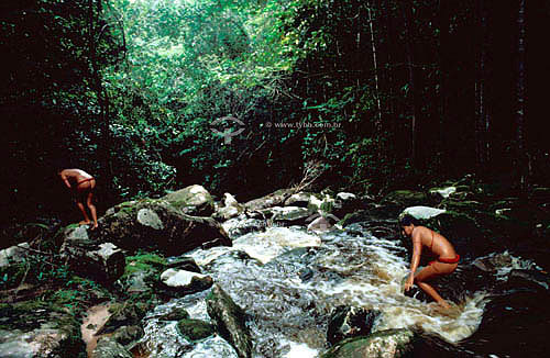  Índia Yanomami atravessando rio - Floresta Amazônica - Brasil / 1996  - Roraima - Brasil