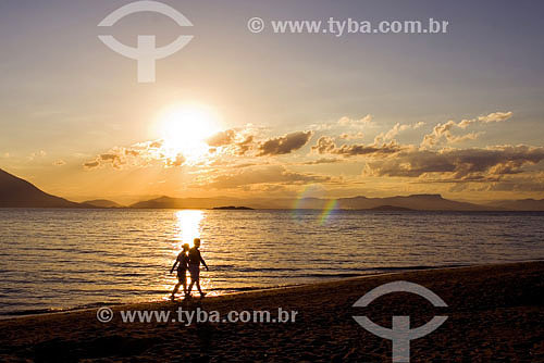  Casal caminhando na praia ao pôr-do-sol - Ribeirão da Ilha - Florianópolis - SC - Brasil  - Florianópolis - Santa Catarina - Brasil