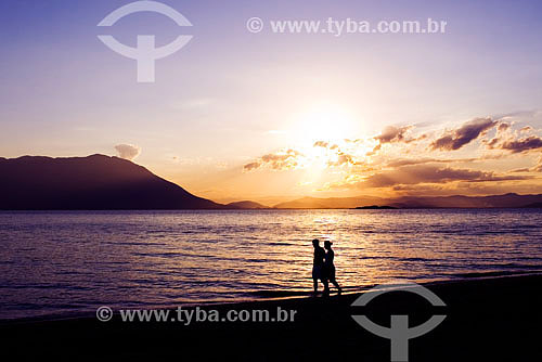  Casal caminhando na praia ao pôr-do-sol - Ribeirão da Ilha - Florianópolis - SC - Brasil  - Florianópolis - Santa Catarina - Brasil