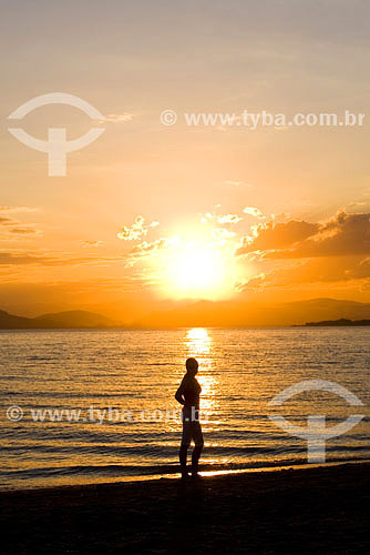  Mulher na praia ao pôr-do-sol - Ribeirão da Ilha - Florianópolis - SC - Brasil  - Florianópolis - Santa Catarina - Brasil