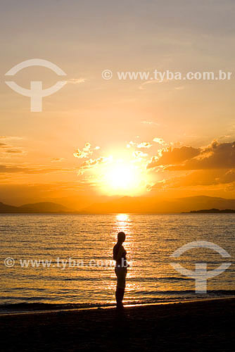  Mulher na praia ao pôr-do-sol - Ribeirão da Ilha - Florianópolis - SC - Brasil  - Florianópolis - Santa Catarina - Brasil