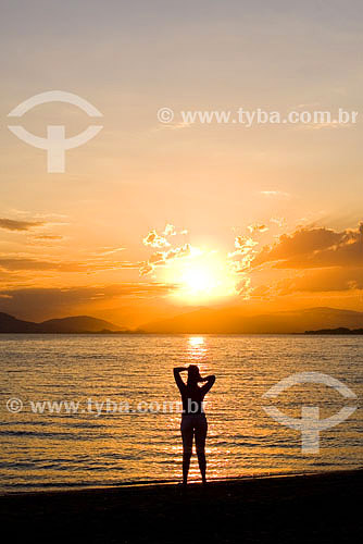  Mulher na praia ao pôr-do-sol - Ribeirão da Ilha - Florianópolis - SC - Brasil  - Florianópolis - Santa Catarina - Brasil