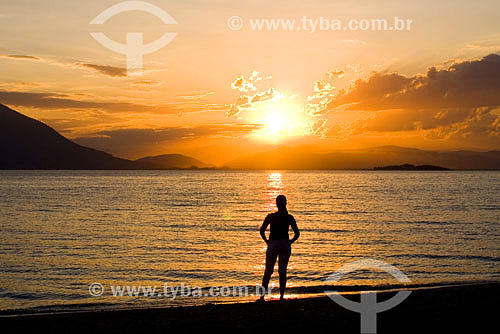  Mulher na praia ao pôr-do-sol - Ribeirão da Ilha - Florianópolis - SC - Brasil  - Florianópolis - Santa Catarina - Brasil