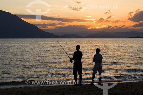  Homens pescando ao pôr-do-sol - Ribeirão da Ilha - Florianópolis - SC - Brasil  - Florianópolis - Santa Catarina - Brasil