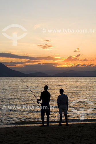  Homens pescando ao pôr-do-sol - Ribeirão da Ilha - Florianópolis - SC - Brasil  - Florianópolis - Santa Catarina - Brasil