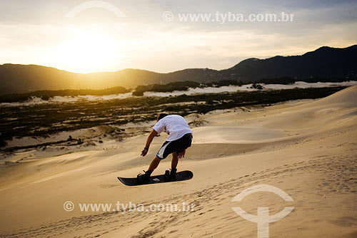  Praticante de sandboard nas dunas da Joaquina - Florianópolis - SC - Brasil  - Florianópolis - Santa Catarina - Brasil