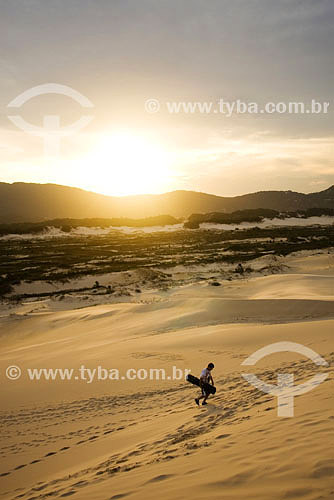  Praticante de sandboard nas dunas da Joaquina - Florianópolis - SC - Brasil  - Florianópolis - Santa Catarina - Brasil