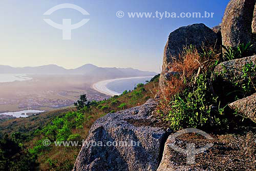  Pedras em primeiro plano e Barra da Lagoa ao fundo - Florianópolis - Santa Catarina - Brasil - Junho  2003  - Florianópolis - Santa Catarina - Brasil