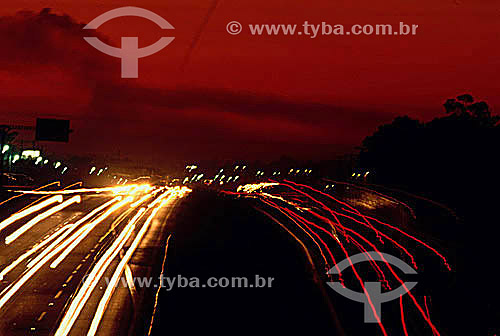  Luzes de carros em rodovia à noite - São Paulo - SP - Brasil  - São Paulo - São Paulo - Brasil