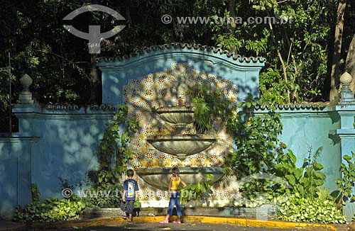  Crianças em frente a chafariz na entrada do bosque - Ribeirão Preto - SP - Brasil  - Ribeirão Preto - São Paulo - Brasil