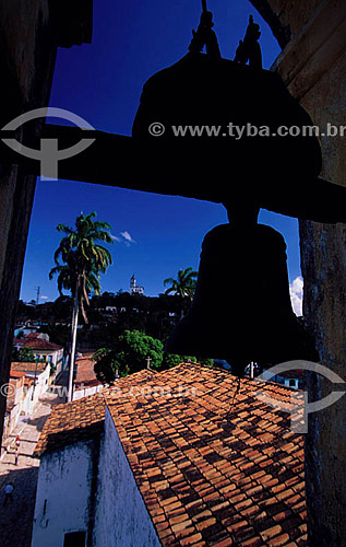  Vista de dentro de uma igreja com sino em primeiro plano - Laranjeiras  - SE - Brasil

  O conjunto arquitetônico e paisagístico da cidade é Patrimônio Histórico Nacional desde 18-06-1996.  - Laranjeiras - Sergipe - Brasil