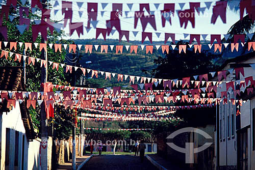  Rua enfeitada com bandeirinhas - Festa do Divino - Pirenópolis - GO - Brasil  - Pirenópolis - Goiás - Brasil