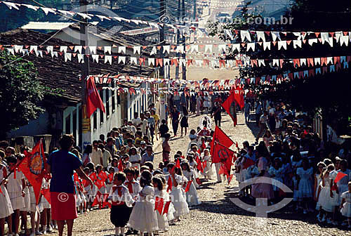  Assunto: Rua enfeitada com bandeirinhas  -  Festa do Divino  / Local: Pirenópolis - Goiás (GO) - Brasil / Data: 1995 