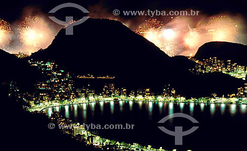  Reveillon no Rio de Janeiro visto das Paineiras - Lagoa Rodrigo de Freitas em primeiro plano com os fogos de artifício em Copacabana, ao fundo - Rio de Janeiro - RJ - Brasil
  - Rio de Janeiro - Rio de Janeiro - Brasil