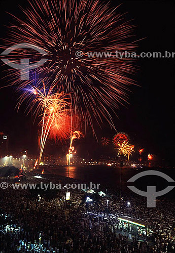  Multidão vendo queima de fogos durante a comemoração do Reveillon em Copacabana - Rio de Janeiro - RJ - Brasil - 1999/2000  - Rio de Janeiro - Rio de Janeiro - Brasil