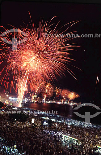  Multidão vendo queima de fogos durante a comemoração do Reveillon em Copacabana - Rio de Janeiro - RJ - Brasil - 1999/2000  - Rio de Janeiro - Rio de Janeiro - Brasil