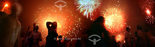  Silhueta das pessoas comemorando o Reveillon à luz dos fogos de artifício - Copacabana - Rio de Janeiro - RJ - Brasil
  - Rio de Janeiro - Rio de Janeiro - Brasil