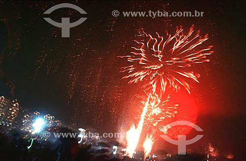  Pessoas comemorando o Reveillon à luz dos fogos de artifício - Copacabana - Rio de Janeiro - RJ - Brasil
  - Rio de Janeiro - Rio de Janeiro - Brasil